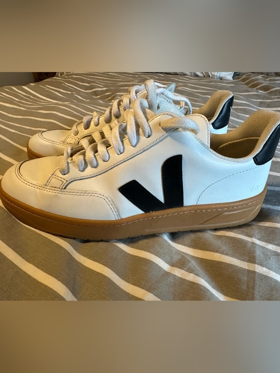 Veja Shoes - Veja Women's Low-Top Sneakers White with Black V and Gum Sole
